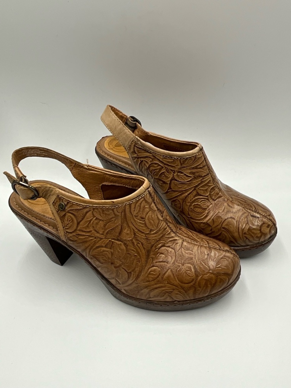 Nurture Clogs Size 8.5 Embossed Tan Leather Slingback Heeled Clogs